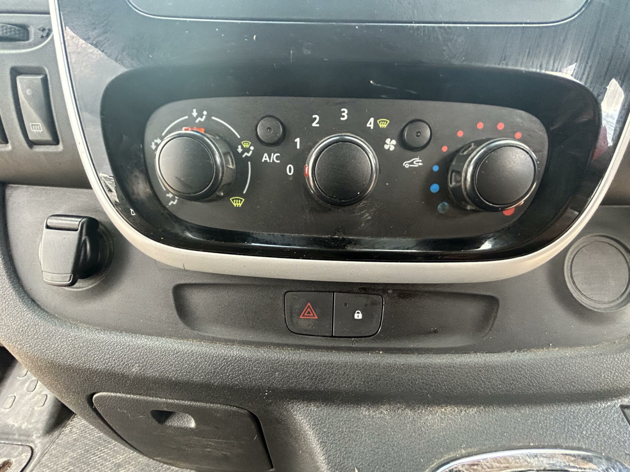 2019 Renault Trafic Trafic SL27 Sport Nav Energy dCi – YT19TOZ