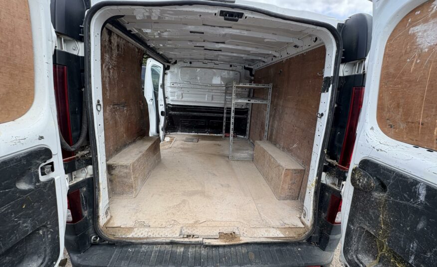 2015 VAUXHALL VIVARO 2700 CDTI