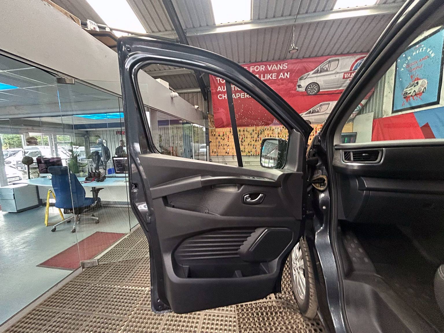 2022 Renault Trafic – Model: Trafic SL28 Sport Blue DCI – OU22AOE