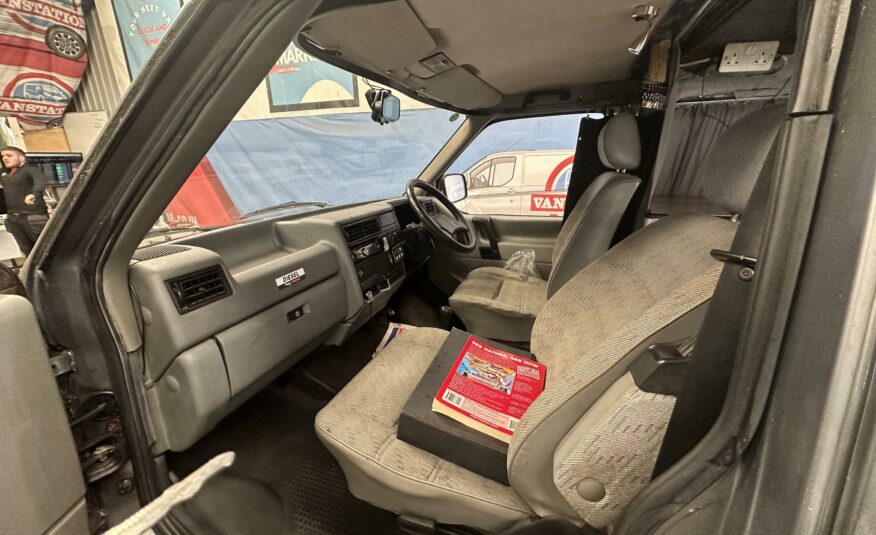 VOLKSWAGEN TRANSPORTER CARAVELLE