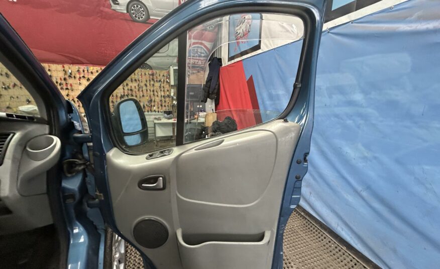 2005 VAUXHALL VIVARO DTI 2900 LWB P/V