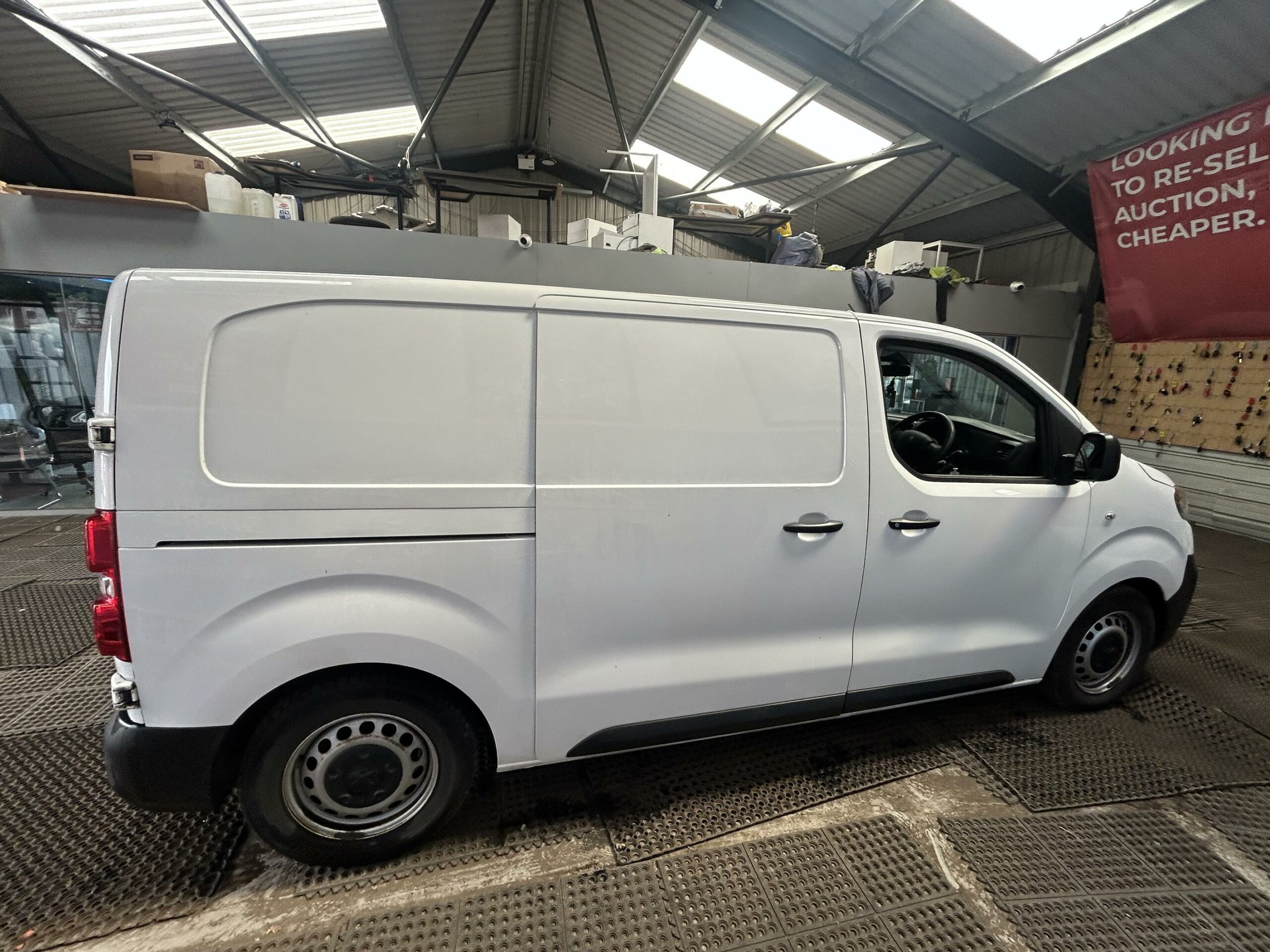 2020 Peugeot Expert Expert Professional L1 Blue HDi – NV20EYC