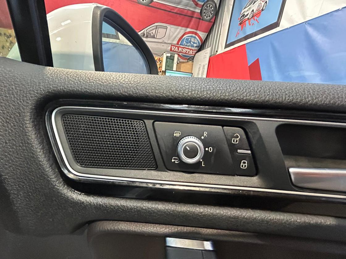 2015 Volkswagen Touareg – Model: Touareg V6 R-Line TDI BlueMotion Technology Auto – HG65FWO