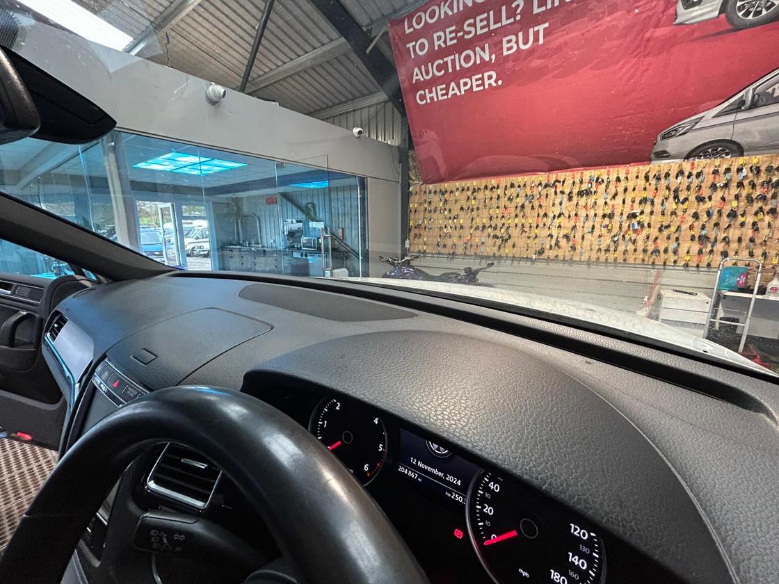 2015 Volkswagen Touareg – Model: Touareg V6 R-Line TDI BlueMotion Technology Auto – HG65FWO