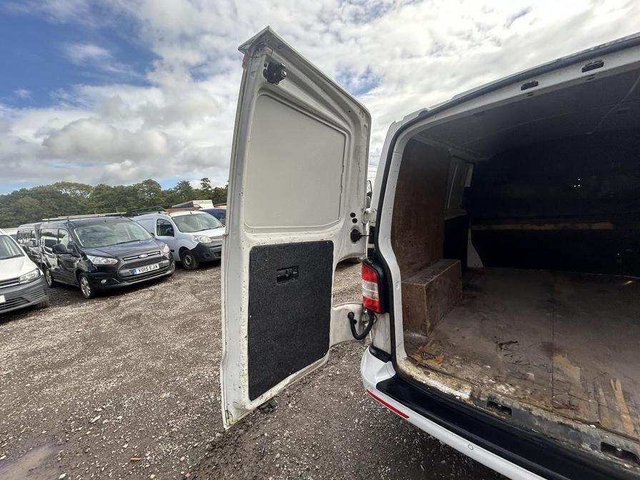 2015 Volkswagen Transporter Transporter T30 Highline 140 TDI SWB Auto – LM15NLD