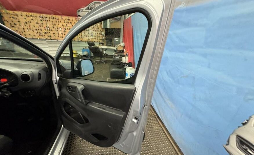 2017 Peugeot Partner Partner Professional L1 Blue HDi – EK17YCO