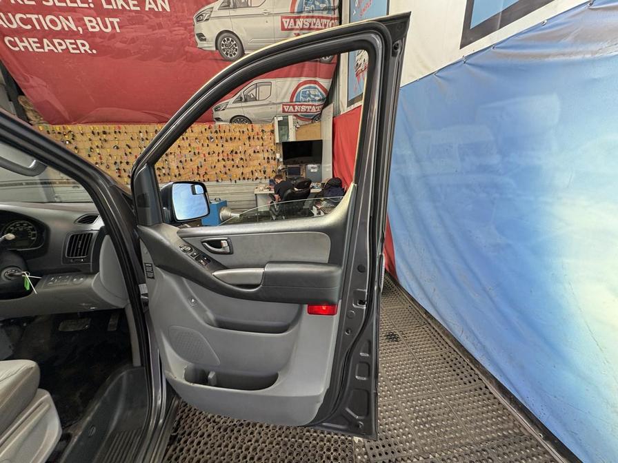 2012 Hyundai i800 i800 Style CRDi Auto – EJ12LVE