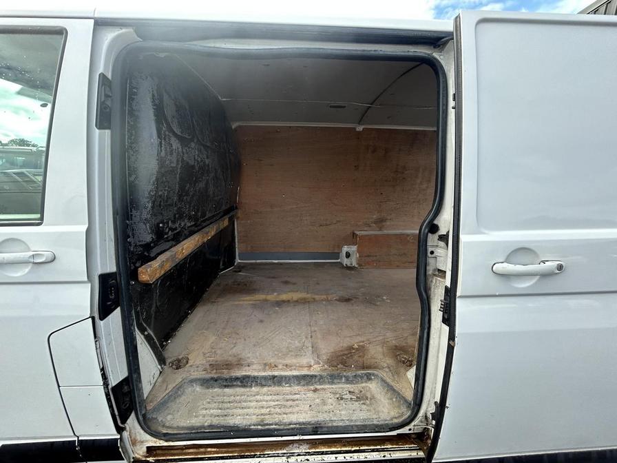 2015 Volkswagen Transporter Transporter T30 Highline 140 TDI SWB Auto – LM15NLD