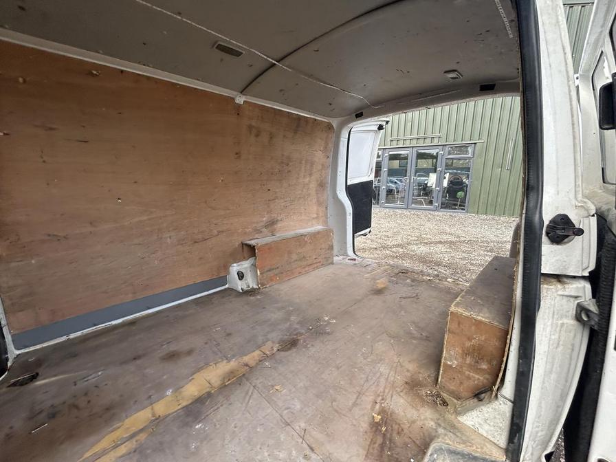 2015 Volkswagen Transporter Transporter T30 Highline 140 TDI SWB Auto – LM15NLD