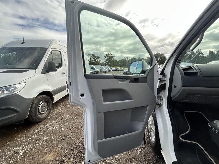 2015 Volkswagen Transporter Transporter T30 Highline 140 TDI SWB Auto – LM15NLD