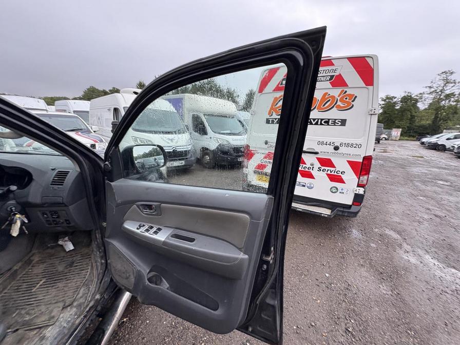 2013 Toyota Hilux HI-Luxury Invincible D-4D 4×4 Double Cab Auto – DV13SFZ