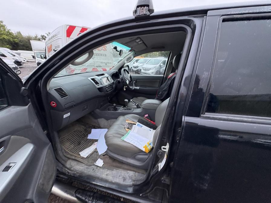 2013 Toyota Hilux HI-Luxury Invincible D-4D 4×4 Double Cab Auto – DV13SFZ