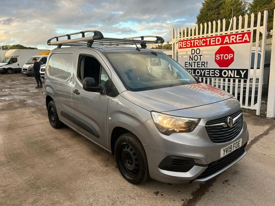 2019 Vauxhall Combo – Model: Combo 2000 Sportive S/S – YV19FCE