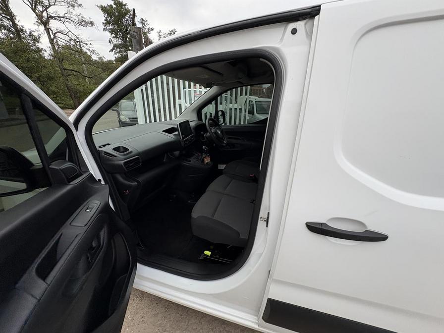 2021 Vauxhall Combo – Model: Combo 2300 Sportive TD – DW70CUU