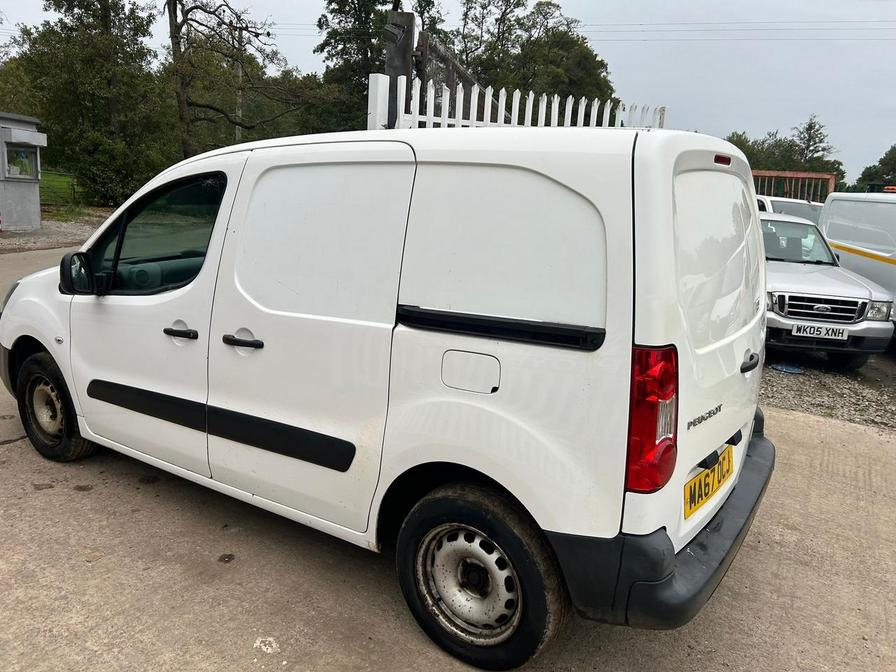 2017 Peugeot Partner – Model: Partner SE L1 Blue HDi – MA67OCJ