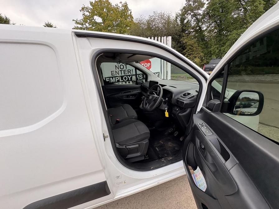 2021 Vauxhall Combo – Model: Combo 2300 Sportive TD – DW70CUU