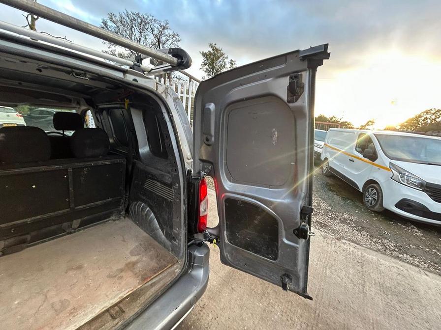 2019 Vauxhall Combo – Model: Combo 2000 Sportive S/S – YV19FCE