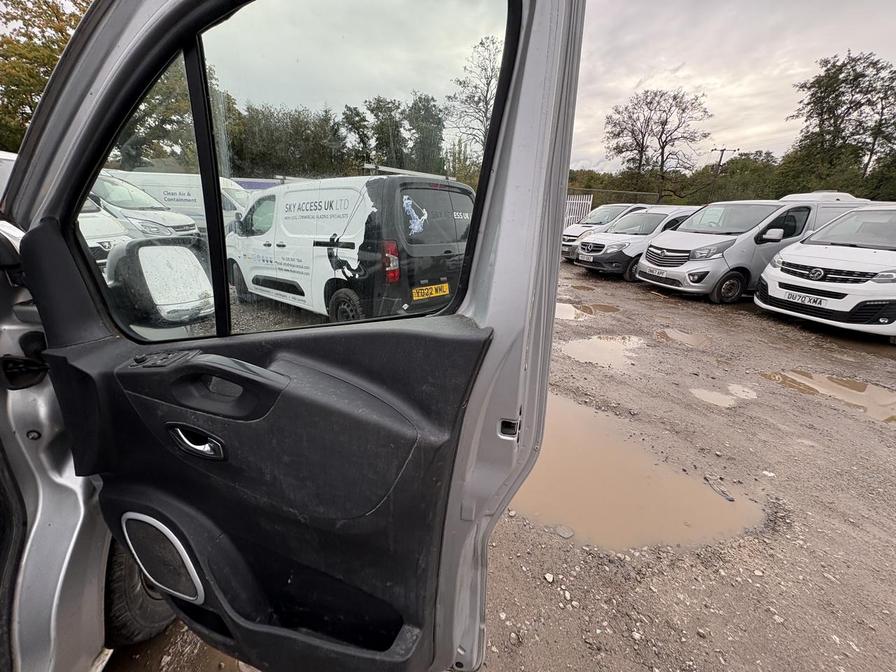 2015 Vauxhall Vivaro – Model: Vivaro  2900 Sportive CDTi – DU65CZR