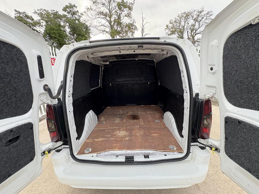 2021 Vauxhall Combo – Model: Combo 2300 Sportive TD – DW70CUU