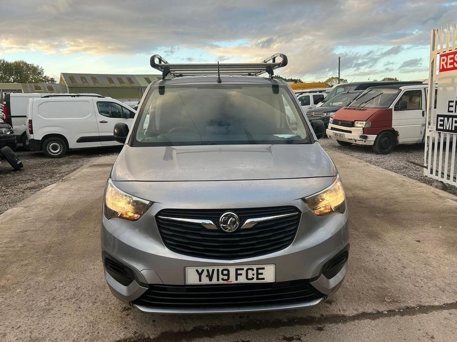 2019 Vauxhall Combo – Model: Combo 2000 Sportive S/S – YV19FCE