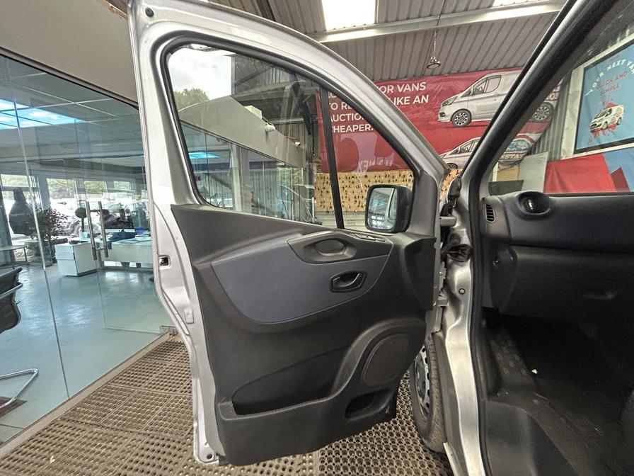 2017 Vauxhall Vivaro Combi Vivaro 2900 Combi CDTi Bi-T S/S – DY17YVN