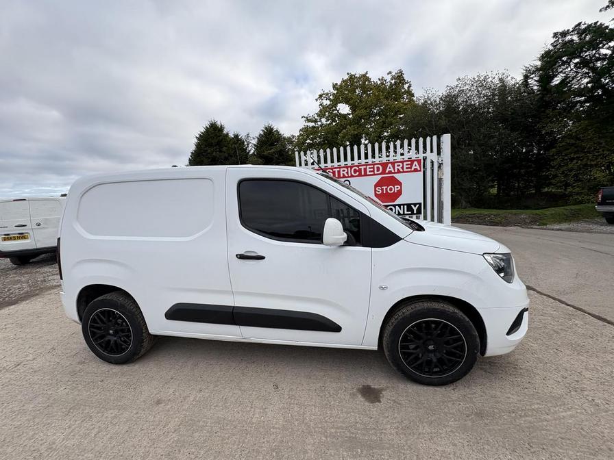 2021 Vauxhall Combo – Model: Combo 2300 Sportive TD – DW70CUU