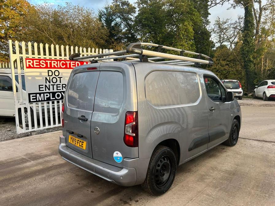 2019 Vauxhall Combo – Model: Combo 2000 Sportive S/S – YV19FCE