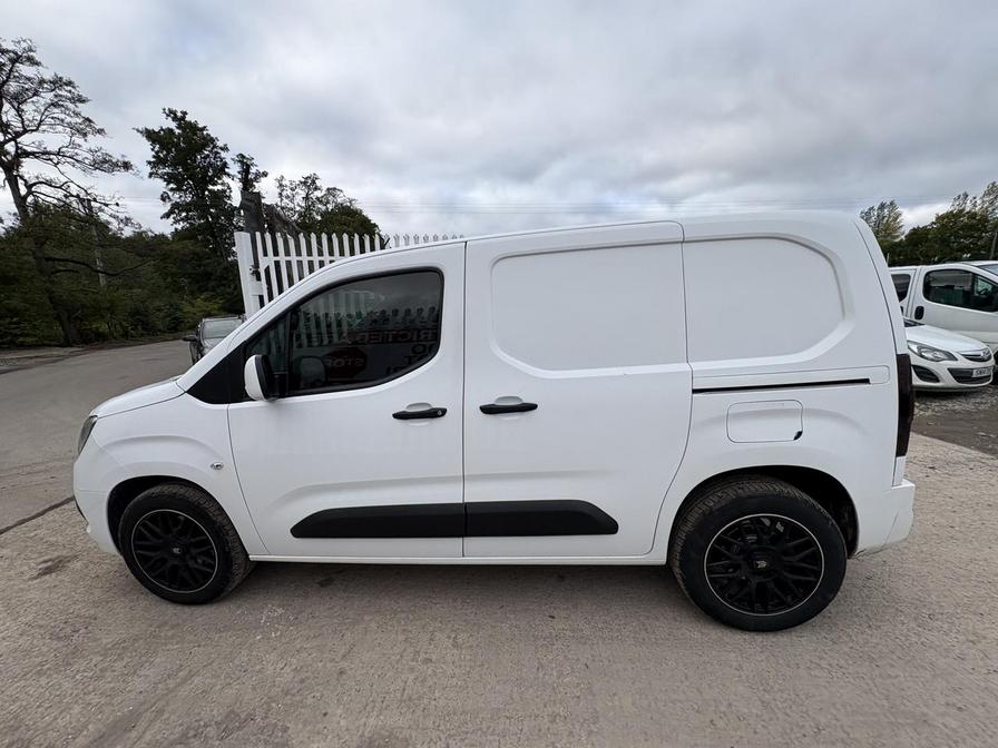 2021 Vauxhall Combo – Model: Combo 2300 Sportive TD – DW70CUU
