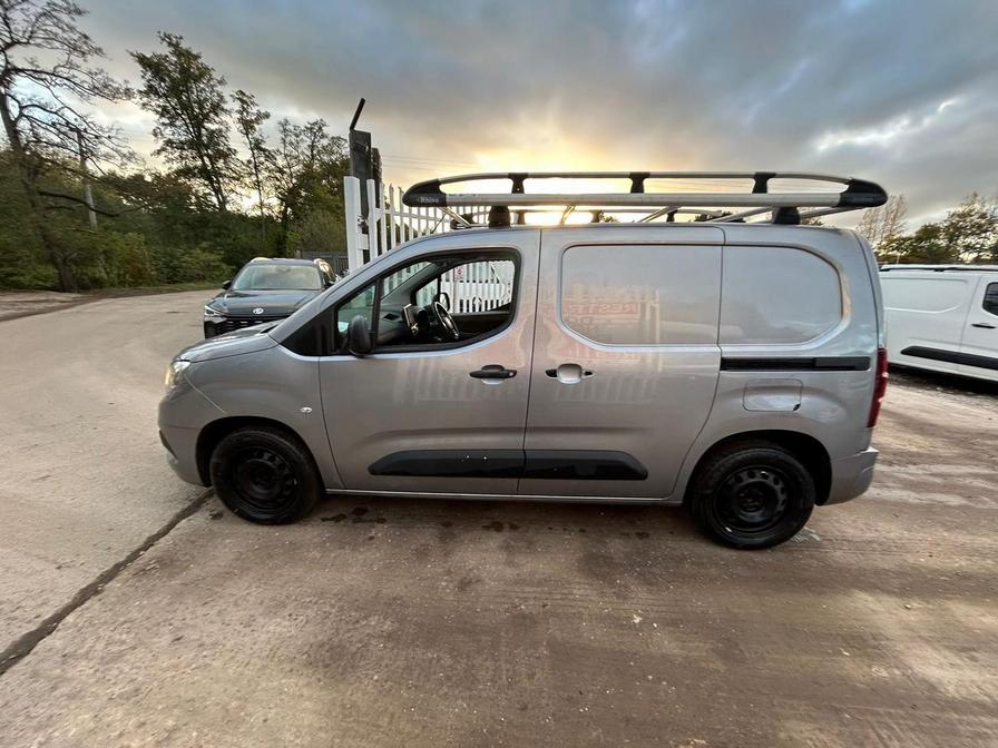 2019 Vauxhall Combo – Model: Combo 2000 Sportive S/S – YV19FCE
