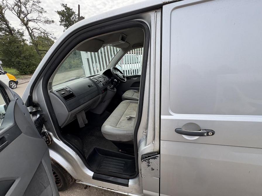2009 Volkswagen Transporter Transporter T28 102 TDI SWB – GV59KXE