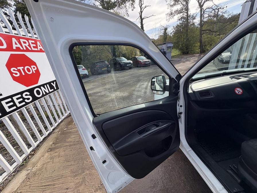 2014 Vauxhall Combo – Model: Combo 2000 L1H1 CDTi – DU64NDY