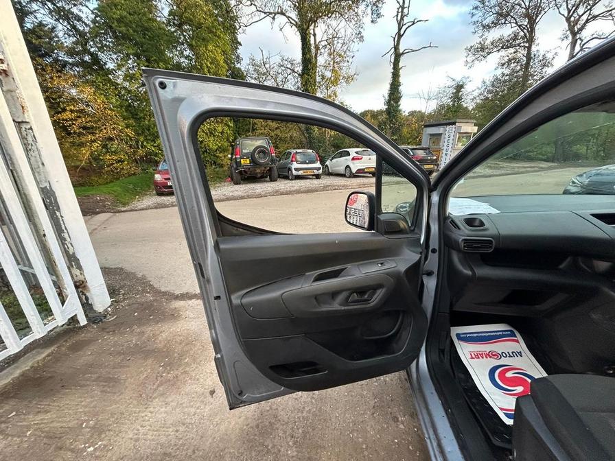2019 Vauxhall Combo – Model: Combo 2000 Sportive S/S – YV19FCE