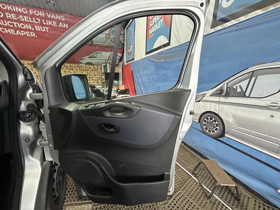 2017 Vauxhall Vivaro Combi Vivaro 2900 Combi CDTi Bi-T S/S – DY17YVN
