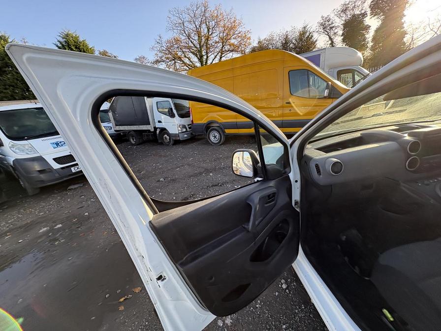 2017 Peugeot Partner – Model: Partner Professional L1 Blue HDi – WO17XML