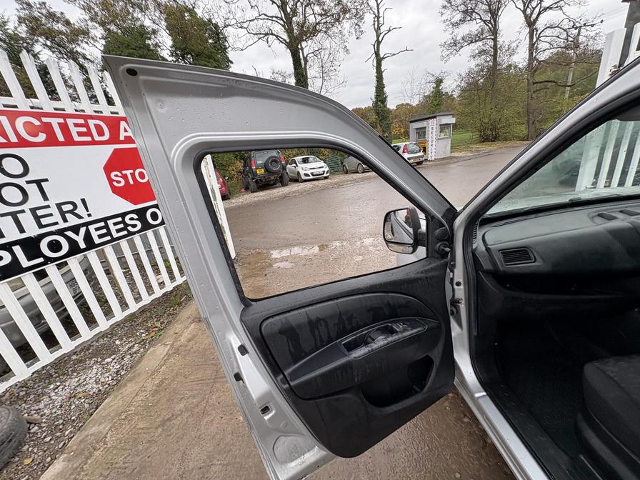 2014 Vauxhall Combo – Model: Combo 2000 L1H1 CDTi Sportive – CV14PSO