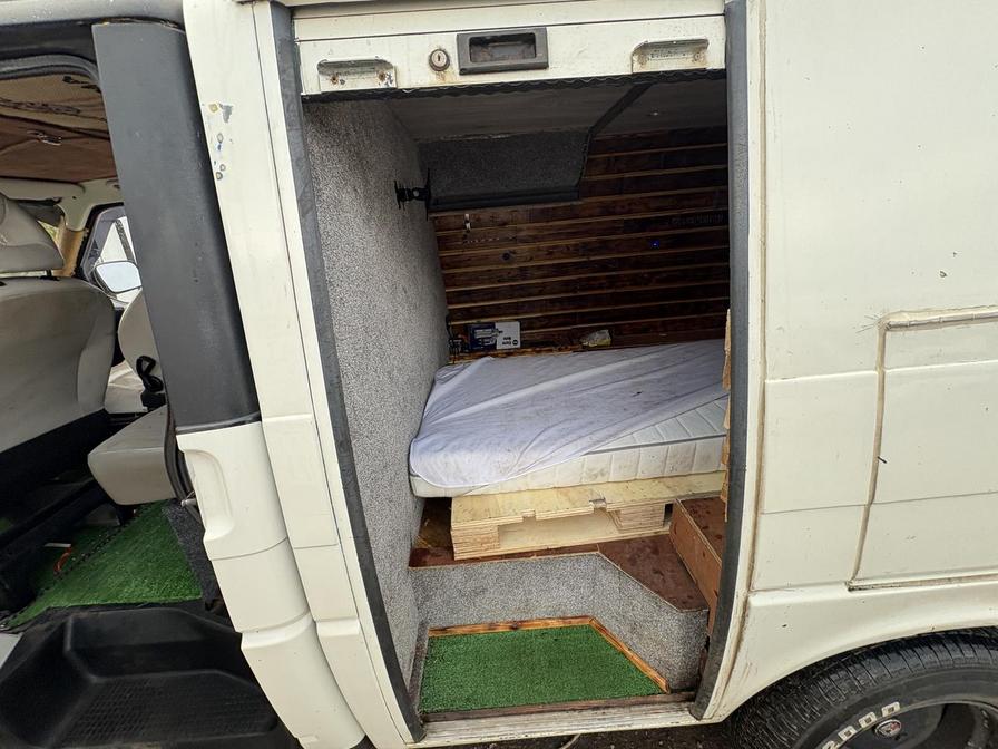 2001 Volkswagen Transporter – Model: Transporter TDI LWB – Y247PNV