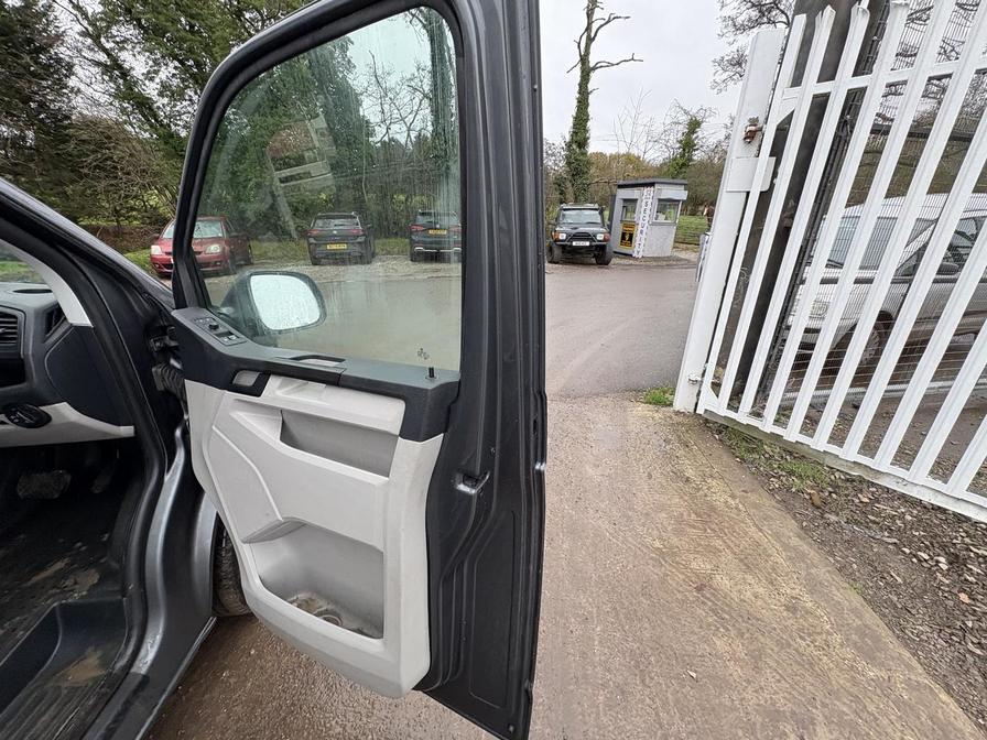 2017 Volkswagen Transporter – Model: Transporter T30 Highline TDI BlueMotion Technology Semi-Auto – RV17YYA