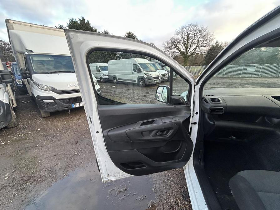 2021 Vauxhall Combo – Model: Combo 2000 Griffin Edition TD – LV71TKJ