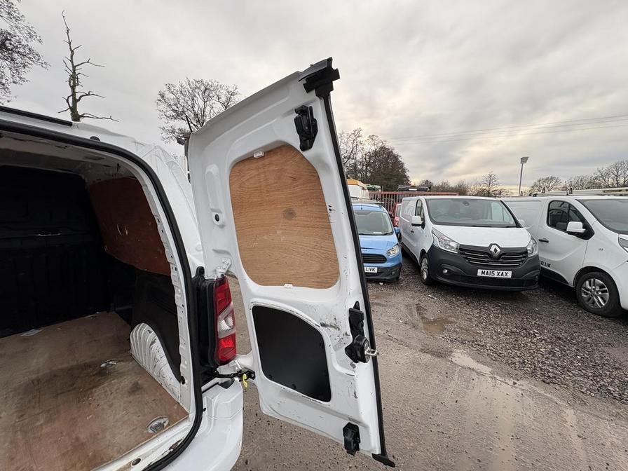 2020 Vauxhall Combo – Model: Combo 2300 Sportive S/S – DV70UHU