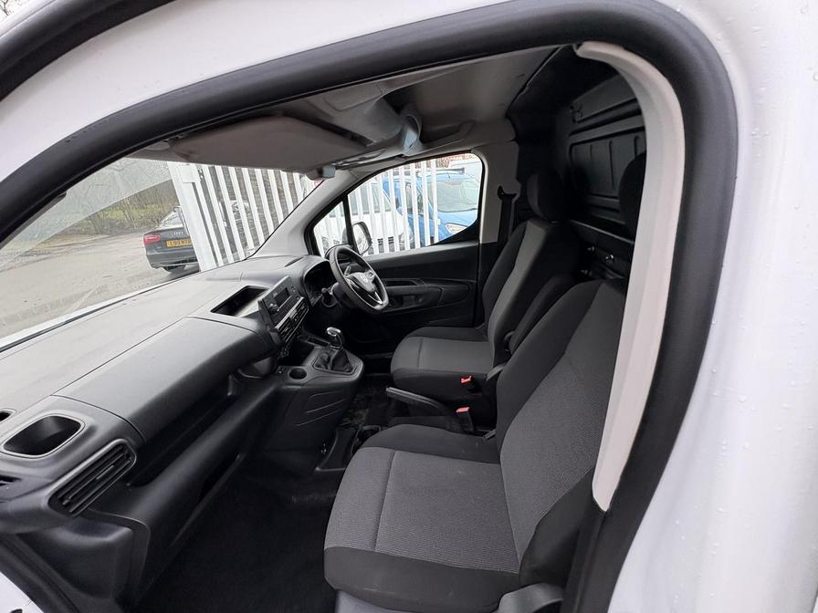 2020 Vauxhall Combo – Model: Combo 2300 Sportive S/S – DV70UHU