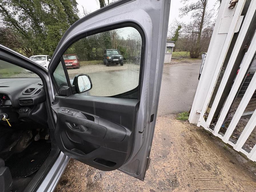 2020 Vauxhall Combo – Model: Combo 2000 LE Nav S/S – VE70AYH/M11AJL