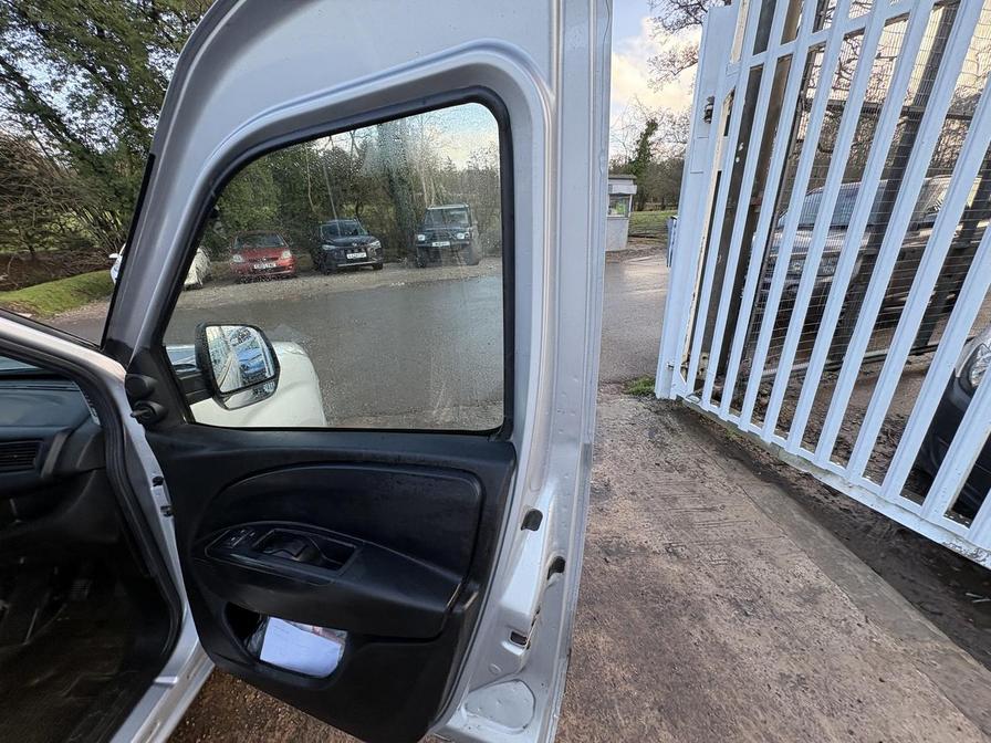 2015 Vauxhall Combo – Model: Combo 2000 L1H1 CDTi Sportive – SO65MZU