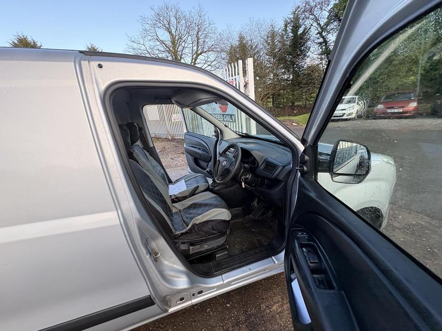 2015 Vauxhall Combo – Model: Combo 2000 L1H1 CDTi Sportive – SO65MZU