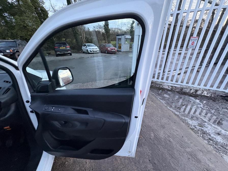 2020 Vauxhall Combo – Model: Combo 2300 SportIVE TD S/S – FD70LXU