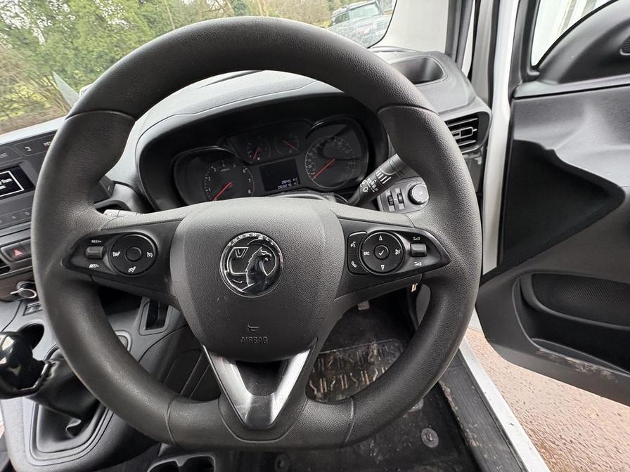 2020 Vauxhall Combo – Model: Combo 2300 Sportive S/S – DV70UHU