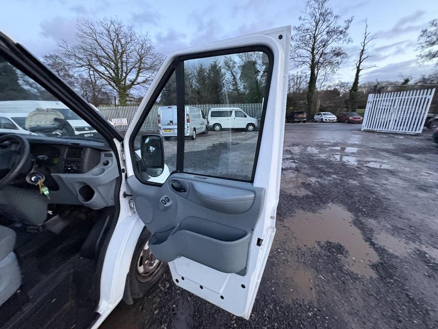 2007 Ford Transit – Model: Transit 100 15-Seat RWD – LC07FVW