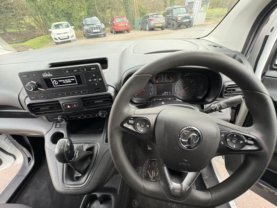 2020 Vauxhall Combo – Model: Combo 2300 Sportive S/S – DV70UHU