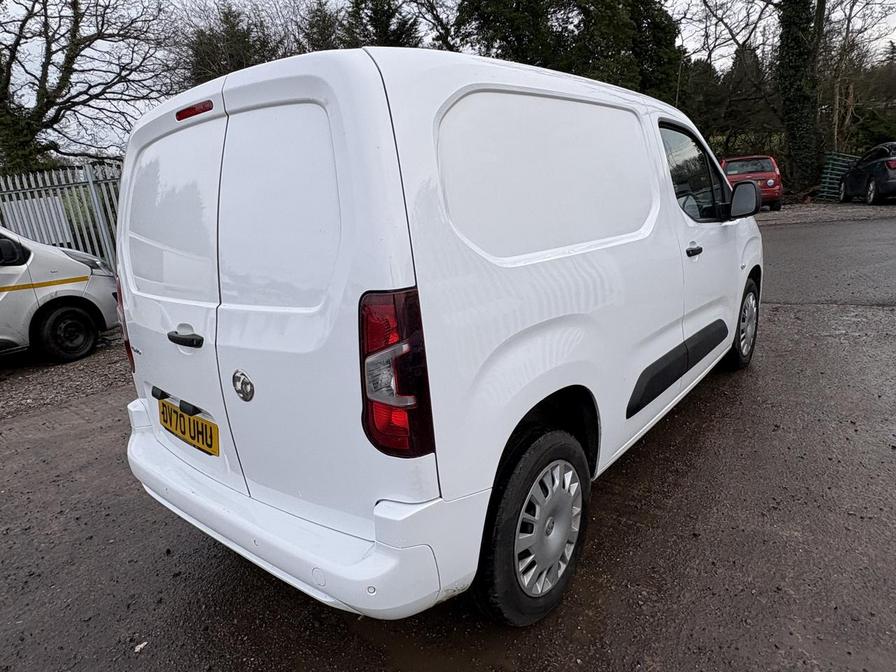 2020 Vauxhall Combo – Model: Combo 2300 Sportive S/S – DV70UHU
