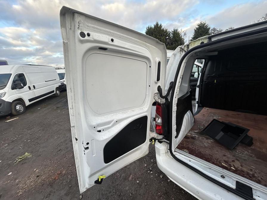 2021 Vauxhall Combo – Model: Combo 2000 Griffin Edition TD – LV71TKJ