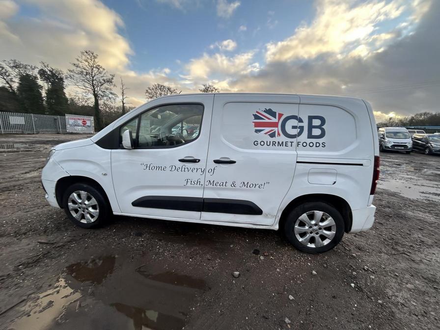 2021 Vauxhall Combo – Model: Combo 2000 Griffin Edition TD – LV71TKJ